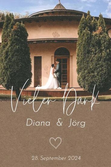 Hochzeitspaar Diana und Jörg vor einer romantischen Villa, eingerahmt von Zypressen – auf der Dankeskarte steht „Vielen Dank“, darunter das Hochzeitsdatum 28. September 2024.