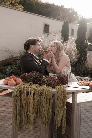 Brautpaar beißt gemeinsam in ein Stück Fladenbrot