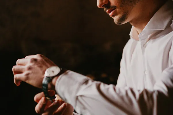 Detailaufnahme eines Hochzeitsanzugs mit eleganten Accessoires im Schlösschen