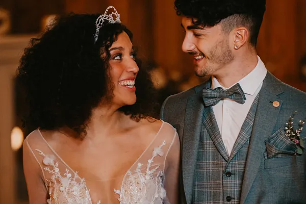 Braut und Bräutigam blicken sich verliebt an, Worte sind überflüssig