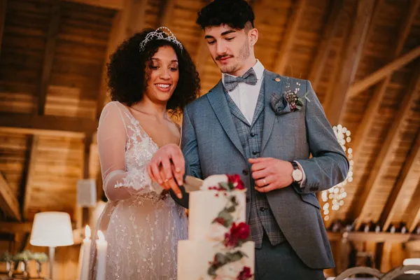 Frisch vermähltes Brautpaar verlässt Hand in Hand die Hochzeitslocation