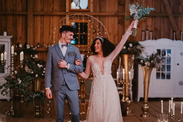 Brautpaar strahlt vor Glück nach der Trauung im Schlösschen