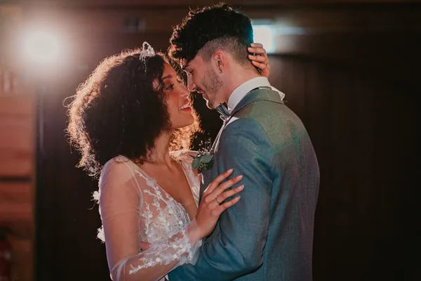 Braut und Bräutigam genießen einen romantischen Moment zu zweit