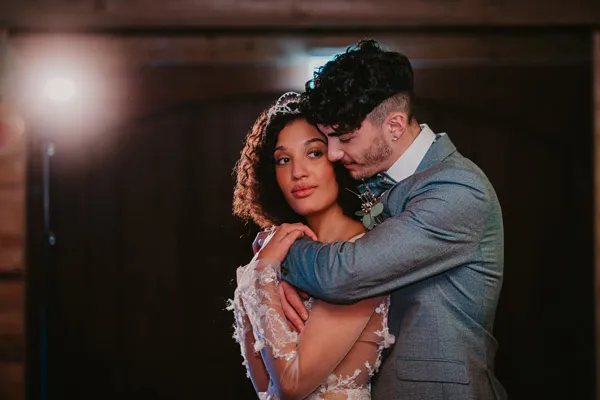 Brautpaar blickt in eine gemeinsame Zukunft voller Liebe