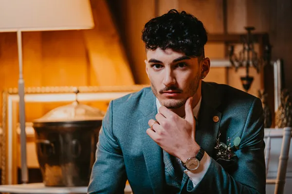 Bräutigam in Gedanken versunken, voller Vorfreude auf die Hochzeit