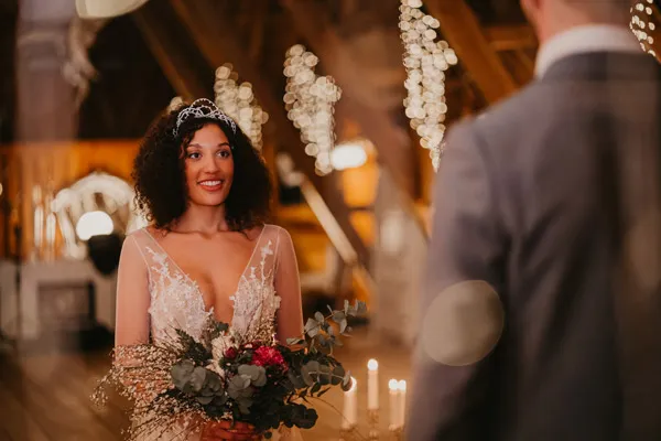 Bräutigam blickt voller Freude auf seine zukünftige Ehefrau