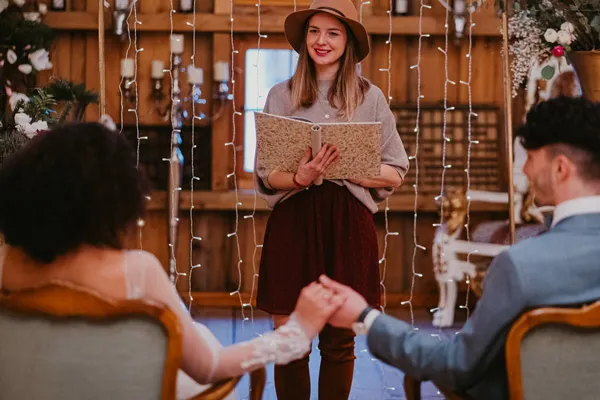 Braut und Bräutigam geben sich das Ja-Wort bei der Trauung im Schlösschen