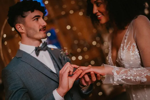 Braut und Bräutigam tauschen feierlich die Eheringe aus