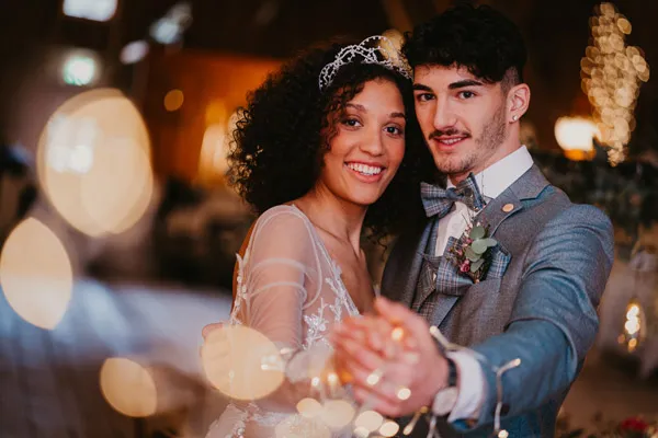 Braut und Bräutigam tanzen glücklich bei der Hochzeitsfeier