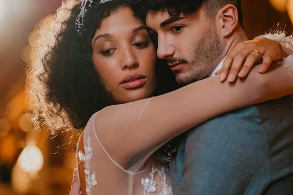 Brautpaar genießt einen emotionalen Moment der Zweisamkeit