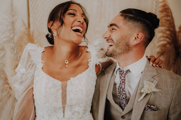 Brautpaar feiert mit Familie und Freunden in der rustikalen Tenne