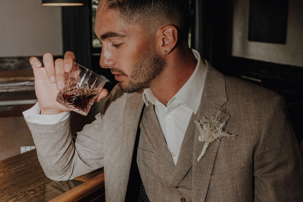 Gemütliche Atmosphäre in der Tenne während der Hochzeitsfeier