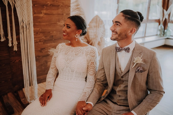 Bräutigam im stilvollen Hochzeitsanzug betritt feierlich die Zeremonie in der Tenne