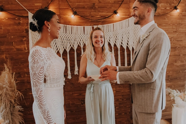 Braut und Bräutigam in der Tenne beim emotionalen Eheversprechen