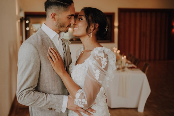 Strahlendes Brautpaar feiert seine frisch geschlossene Ehe in der Tenne