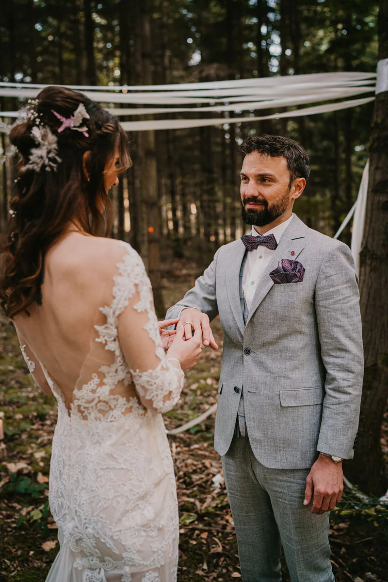 Braut und Bräutigam tauschen die Ringe als Symbol ihrer Liebe