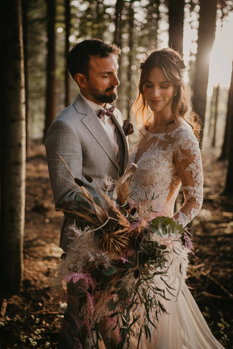 Brautpaar strahlt vor Glück nach der Trauung im Wald