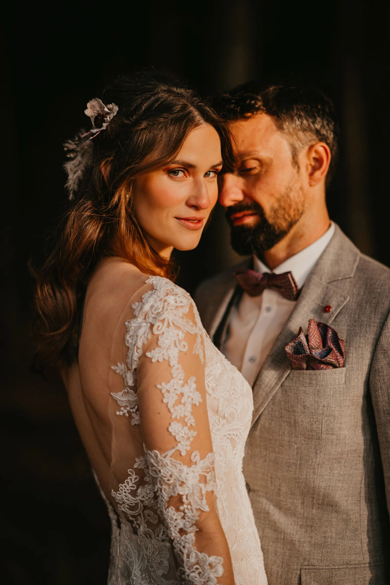 Brautpaar umarmt sich voller Freude nach der Hochzeit