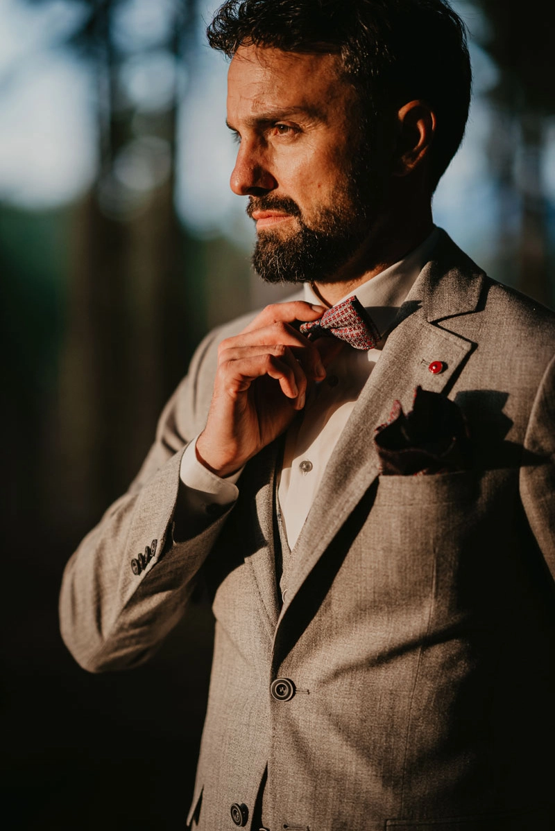 Bräutigam prüft noch einmal sein Outfit vor der Zeremonie