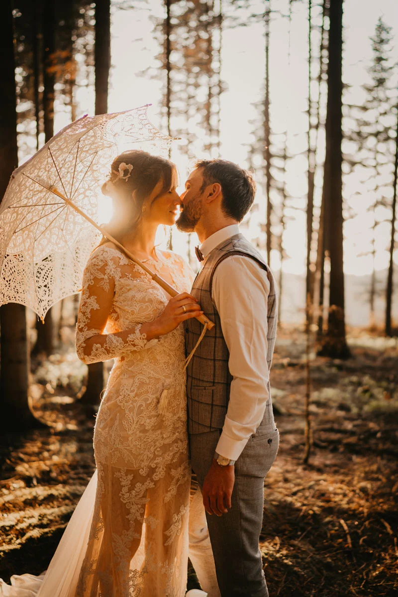 Brautpaar genießt einen romantischen Moment im Sonnenuntergang