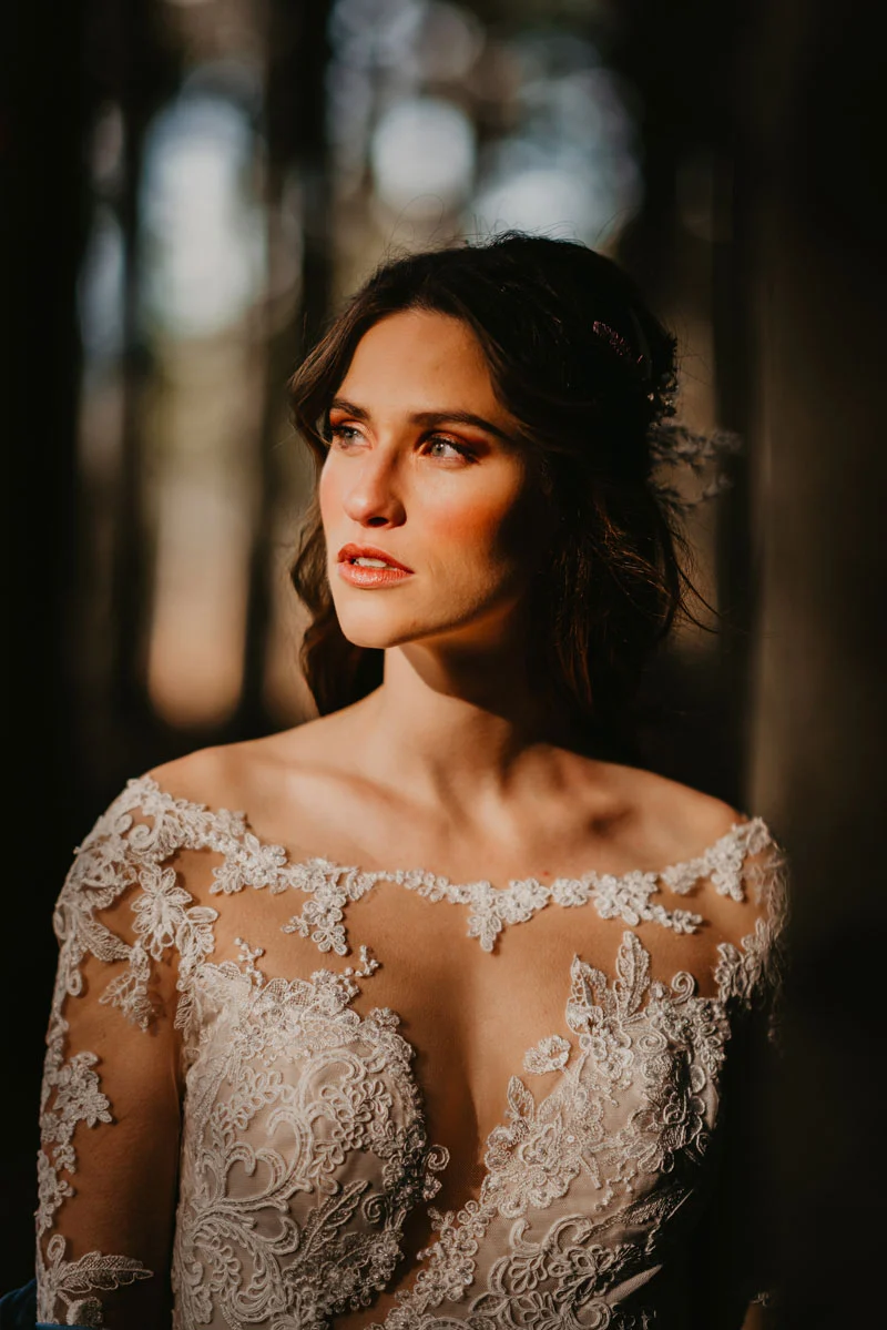 Bräutigam voller gespannter Erwartung vor der Trauung im Wald