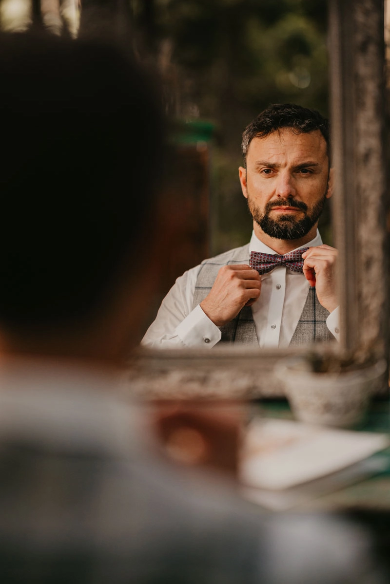 Nahaufnahme von Hochzeitsdetails wie Ansteckblume und Manschettenknöpfen