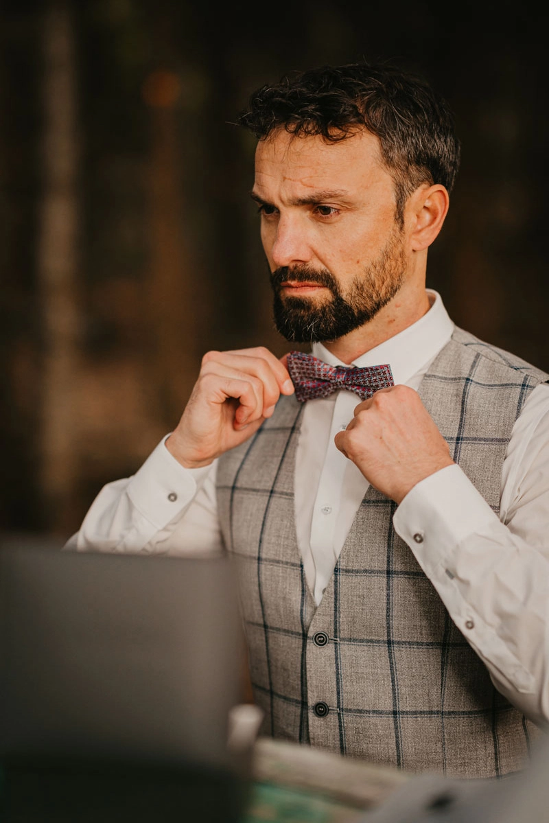 Bräutigam positioniert sich für den Einzug zur Trauung im Wald