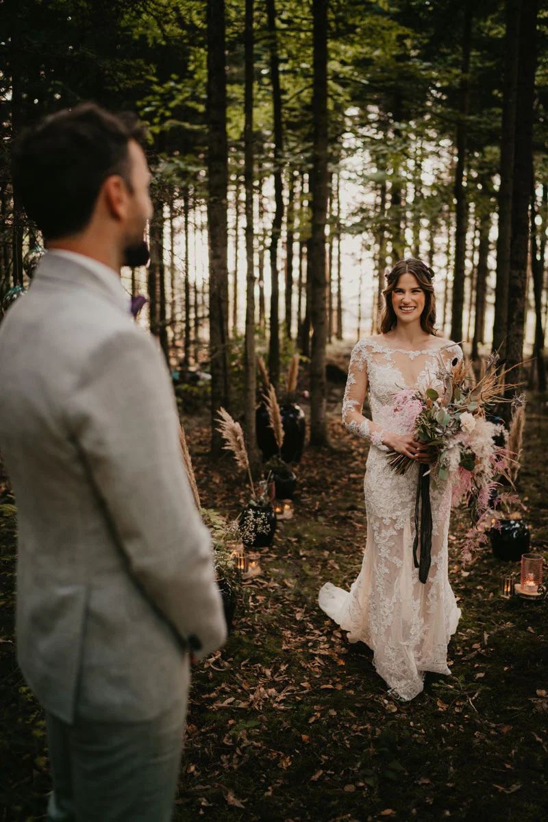 Bräutigam wartet auf den großen Moment bei der Waldhochzeit