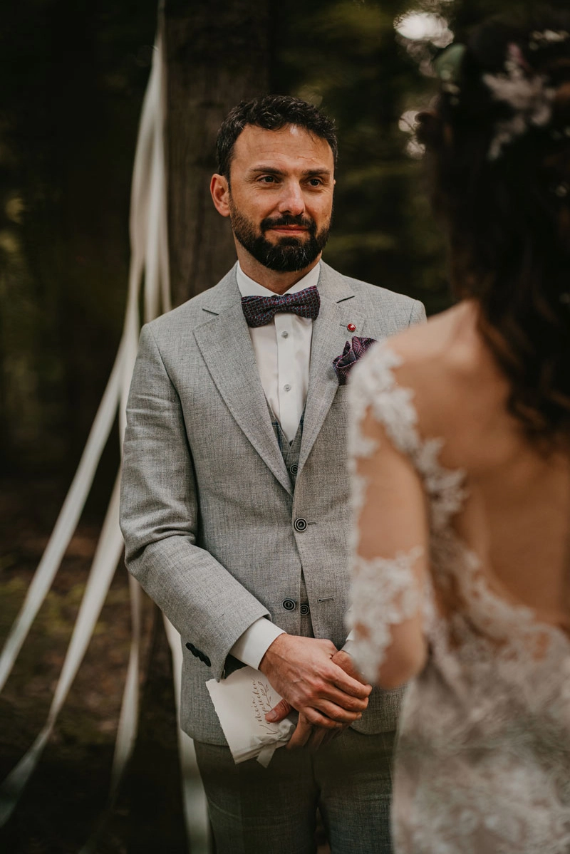 Braut und Bräutigam schauen sich verliebt an, ohne Worte